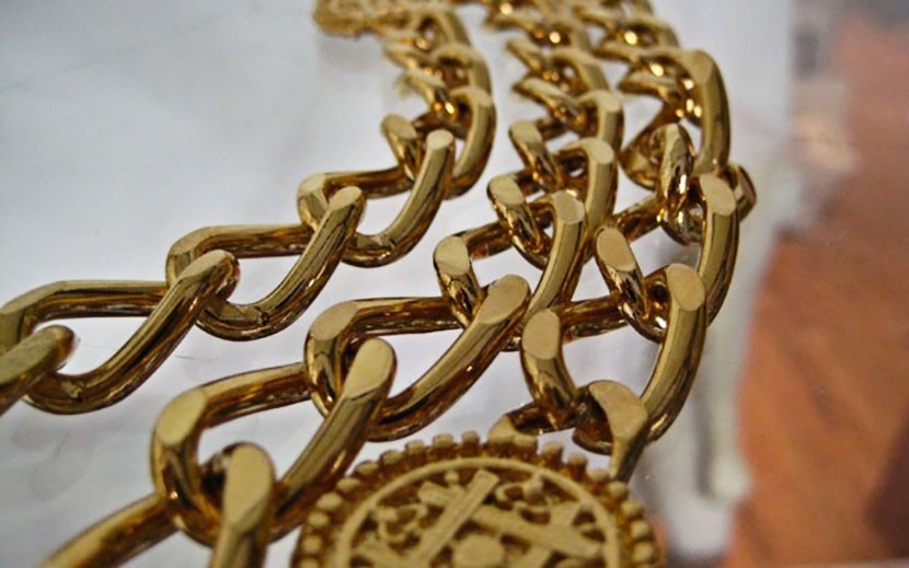 В Нарве с шеи мужчины сорвали золотую цепь - ущерб составил почти 4000 евро