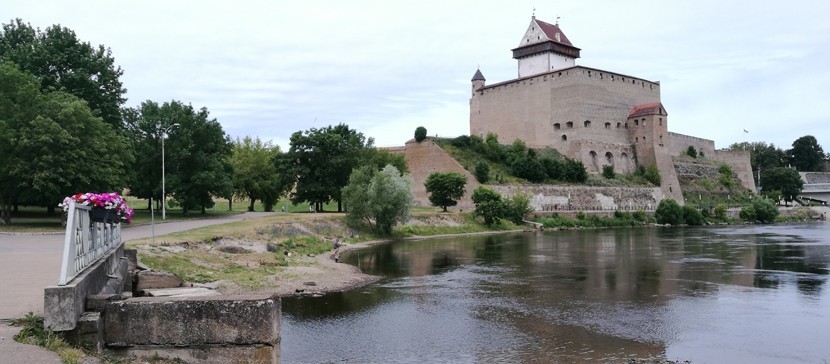 Набережная в ивангороде фото