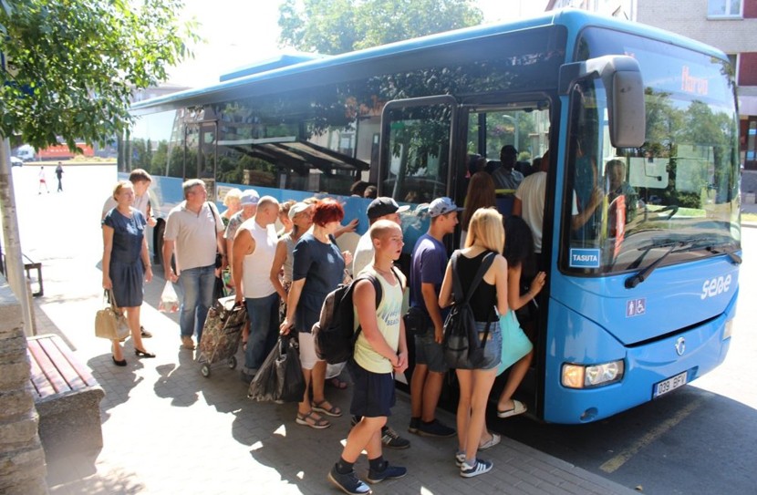 Проблема нарвских дачников: бесплатные уездные автобусы перестали останавливаться у дач