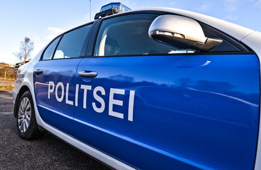 В Нарве ехавший задним ходом автомобиль сбил женщину: пострадавшая в больнице