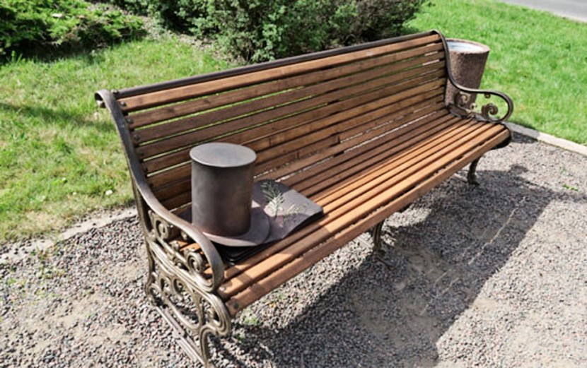 В Нарве со скамьи у памятника Пушкину украли цилиндр