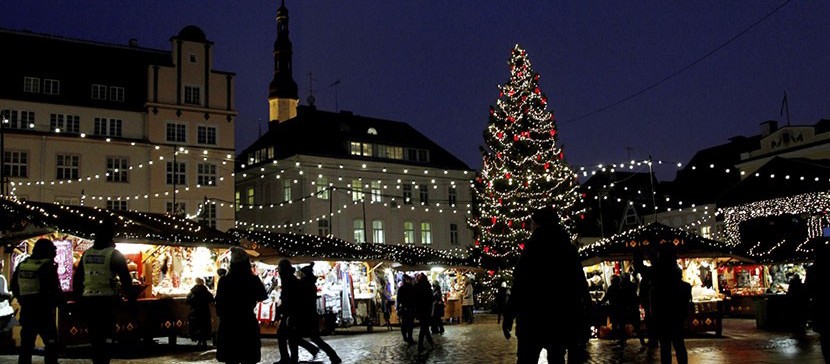 В Таллинне нетрезвый финский турист выпал с балкона пятого этажа, но ему повезло