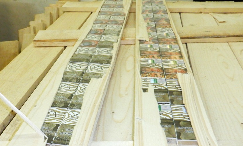 ФОТО: Прятали в досках. Российские таможенники не дали ввезти в Эстонию 74 тысячи пачки белорусских сигарет