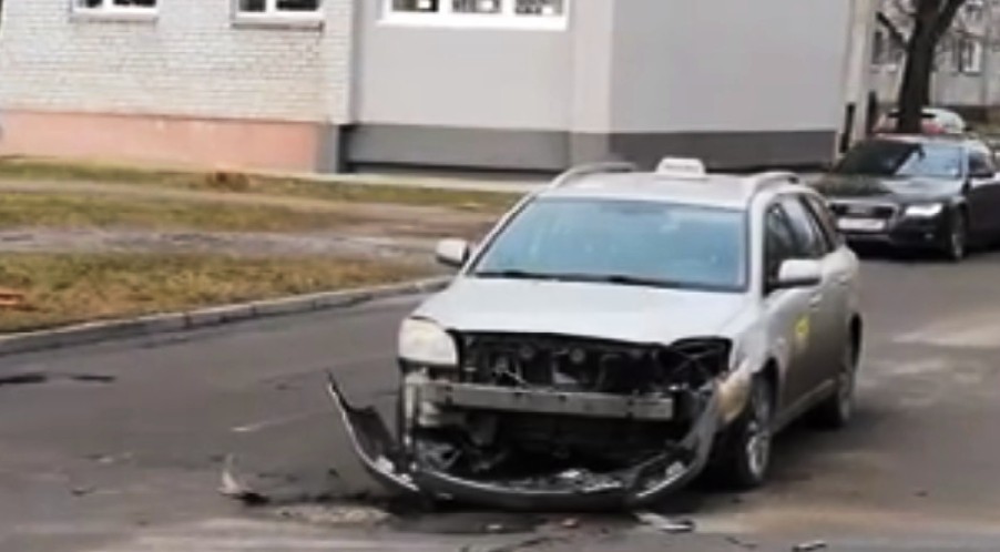 ВИДЕО: В Нарве таксист так спешил довезти ребенка в Дом творчества, что врезался в фуру