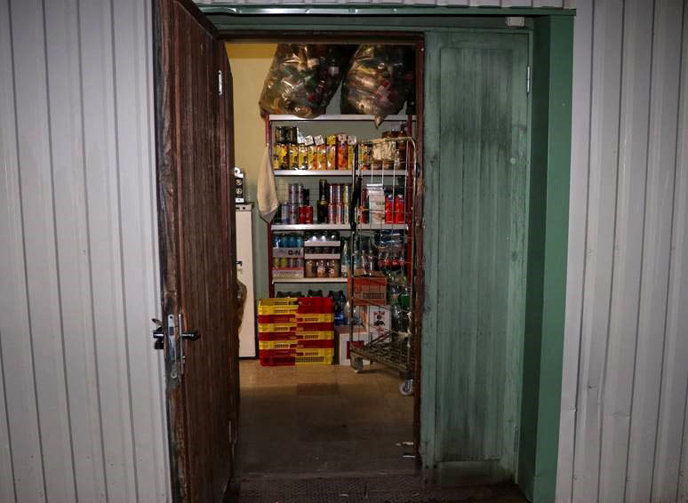 Тащат деньги из кассы, сигареты, алкоголь, продукты. В сельской местности участились кражи из магазинов. Возможно, действует одна группировка