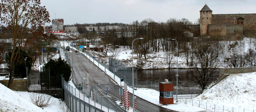 На участке границы Нарва-Ивангород в праздники ожидается рост нагрузки до трех раз. Российское погрануправление предсказывает, когда будут особенно напряженно