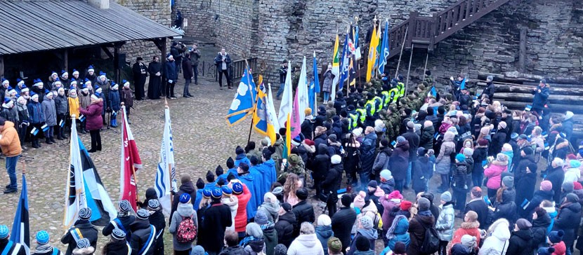 ВИДЕО: Патриотизм крепнет! В Нарве на поднятие флага по случаю Дня независимости собралось не меньше народу, чем на столетие ЭР