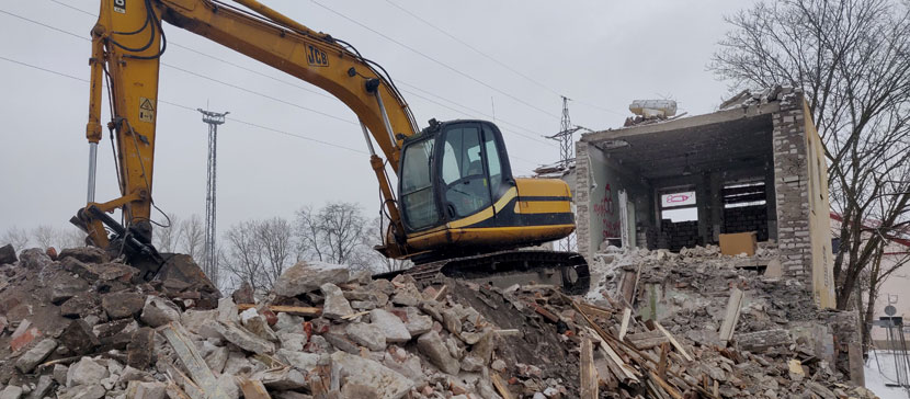 ФОТО: В среду в Нарве снесли 3-этажный дом