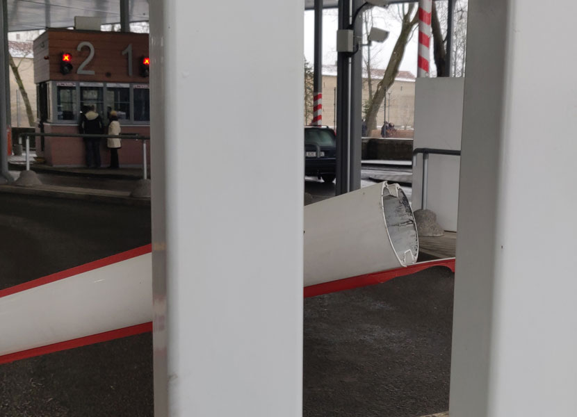 ФОТО: В Нарве автомобиль с российской стороны разогнался и протаранил ворота погранпункта