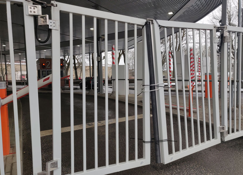 Протаранивший ворота в Нарву житель Петербурга сказал на суде: «Между Россией и эвтаназией я бы выбрал эвтаназию». Хочет остаться