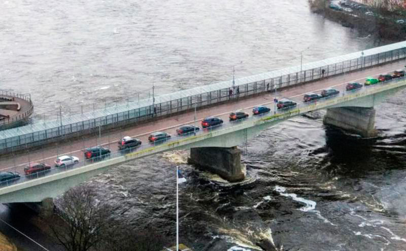 Российские пограничники: на нарвском участке границы пробки возможны до завершения понедельника