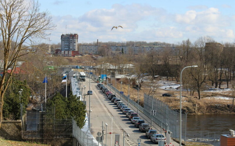 Курс рубля рухнул на международном валютном рынке. Наступает время выгодных покупок в Ивангороде