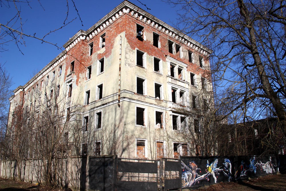 Бывшую общагу из нашего ТОП-5 нарвских развалюх город собирается выкупить. У мэра есть идея