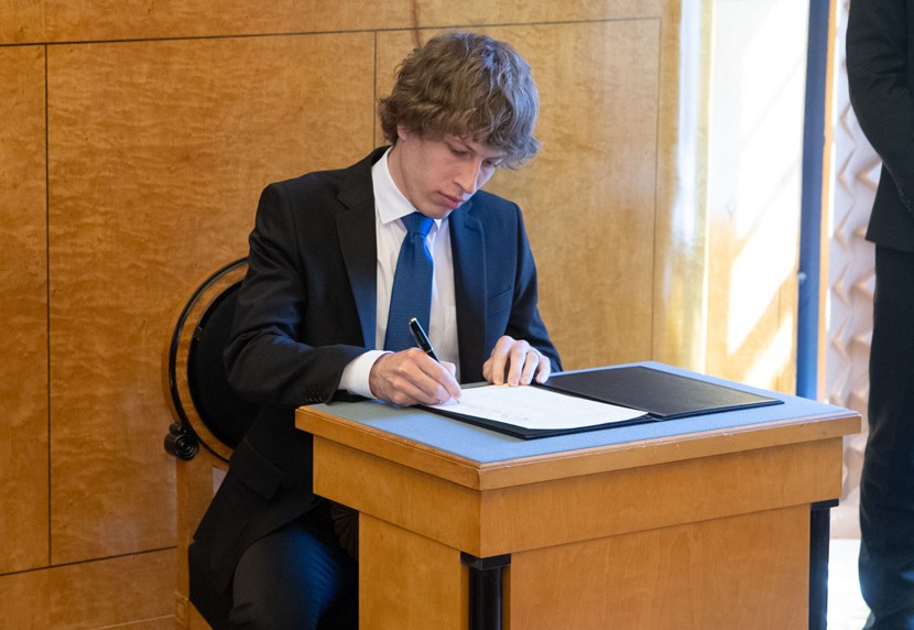 Оставшимся без работы людям государство компенсирует до 70% их зарплат