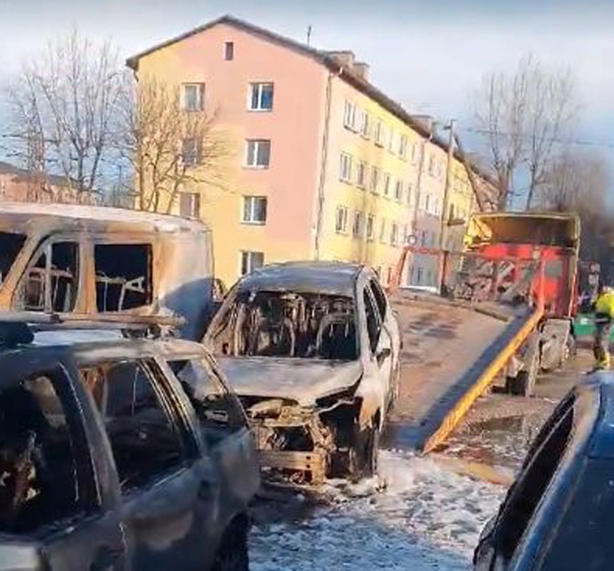 ВИДЕО И ФОТО: Полиция ищет свидетелей для установления поджигателей автомобилей в Нарве
