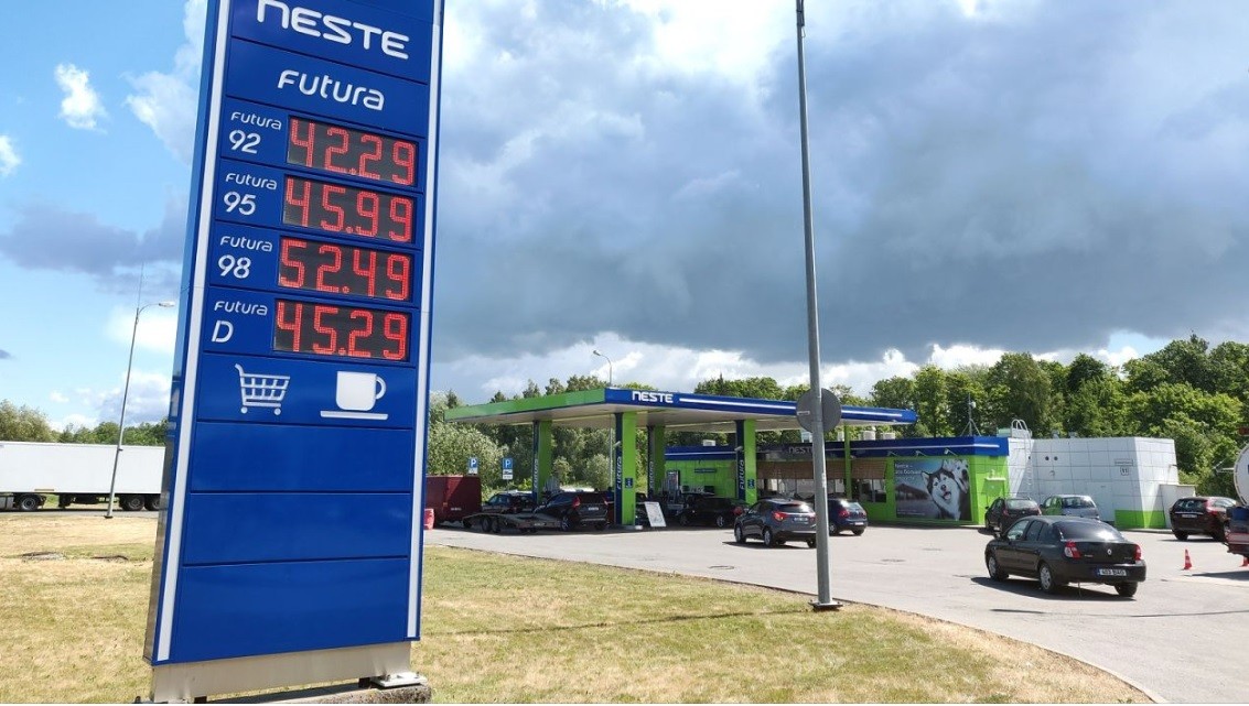 Отсутствие нарвитян на заправках и в магазинах Ивангорода стало страшным ударом. Зато коронавируса нет!