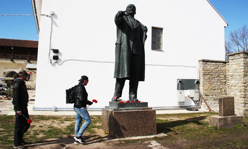 ФОТО: Ленину – 150 лет. Нарвитяне возлагают цветы к памятнику. «За преступления Сталина Ильич ответственности не несет»