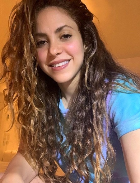 Карантин пошел на пользу: Шакира окончила онлайн-курсы по философии