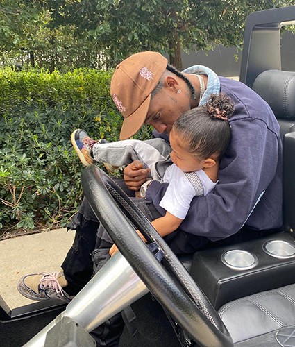 Кайли Дженнер призналась в любви Трэвису Скотту в день его рождения и поделилась семейными фото