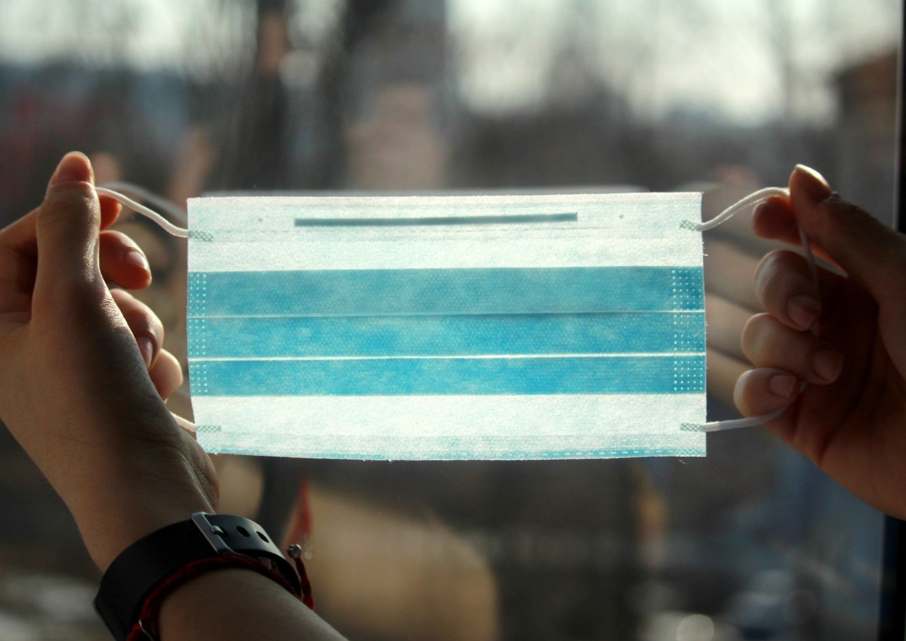 Жители Эстонии все менее тщательно соблюдают антикоронавирусные меры, но были бы готовы использовать приложение, сообщающее о контактах с зараженными