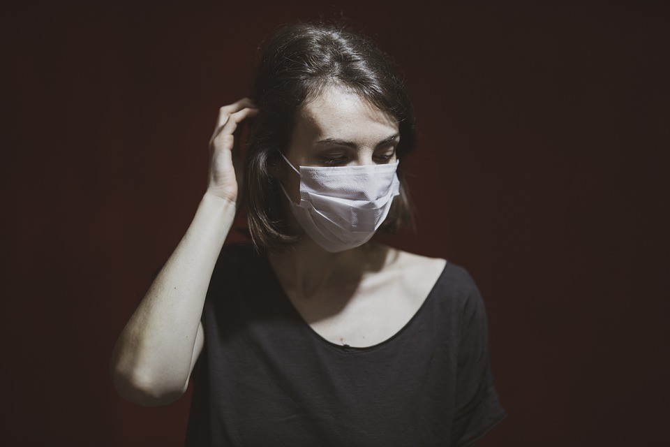 Департамент здоровья рассказал, как жительница Эстонии пошла с коронавирусом на работу и запустила цепочку заражений. Всего заболело 17 человек