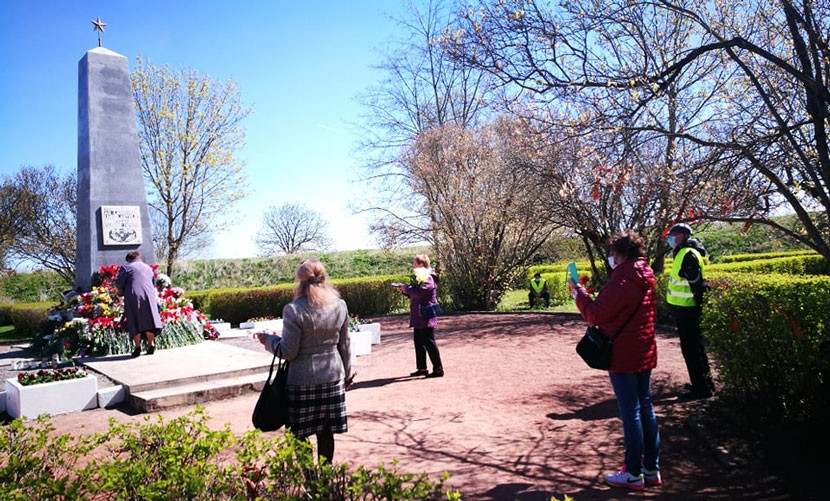 ФОТО: День Победы в Нарве отмечают с соблюдением антикоронавирусных мер. У памятников волонтеры следят, чтобы люди держали дистанцию и не собирались группами