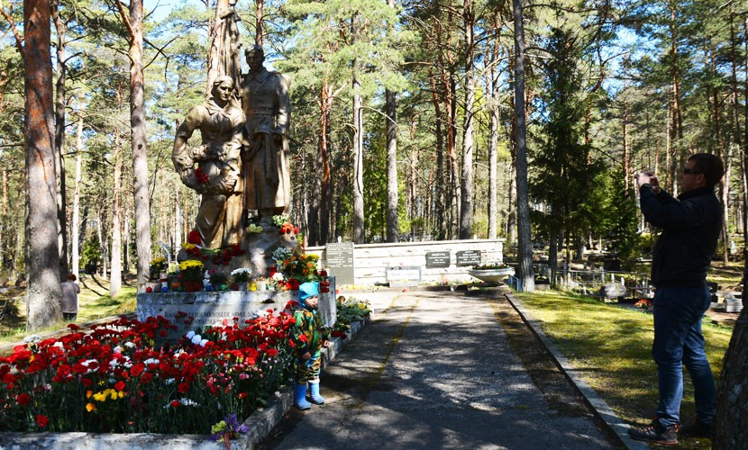 ФОТО: 9 Мая в Нарва-Йыэсуу: в магазинах закончились все цветы. «Пожалуйста, продайте хоть один цветочек…»