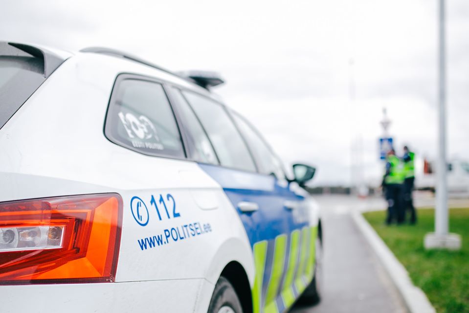 Пропавшего мужчину нарвская полиция нашла через сутки в плохом состоянии лежащим на земле недалеко от его дачи