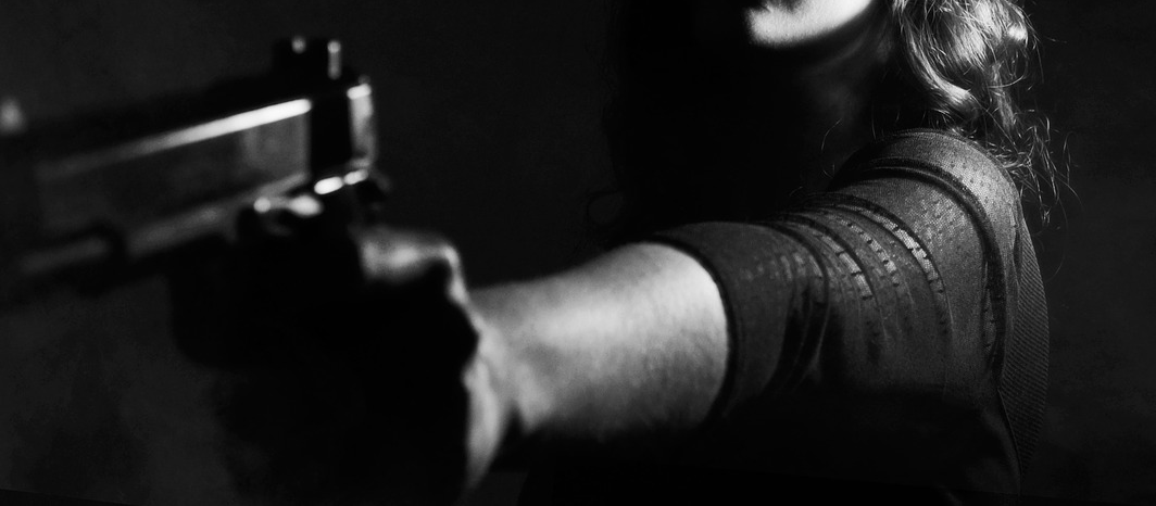 Суд арестовал женщину, выстрелившую в своего мужа, известного инструктора по стрельбе