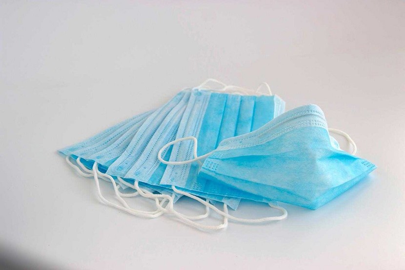 Провакцинированным от Covid-19 нужно по-прежнему носить маску