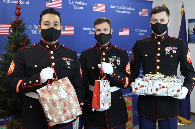 Сотрудники Посольства США передали подарки силламяэским детям в день православного Рождества