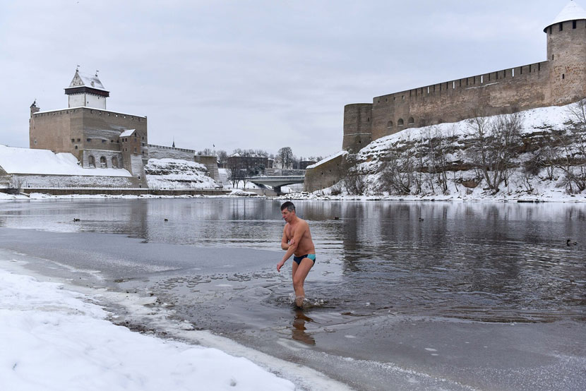 в Нарве Крещенских купаний не проводили, но желающие окунуться в реке нашлись