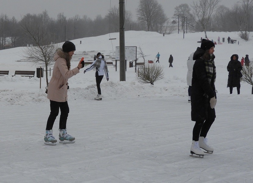 Каток рядом со спортхоллом: скамейка будет, освещение - нет