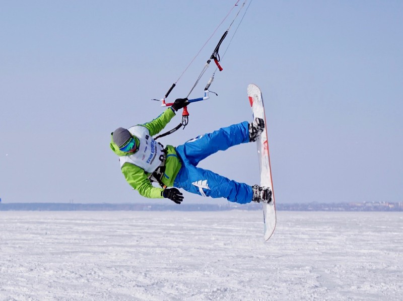 В снежную зиму можно не только кататься на лыжах, но и заняться сноукайтингом