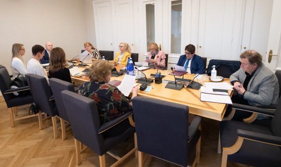 Парламентская комиссия обсудит выполнение плана по вакцинации