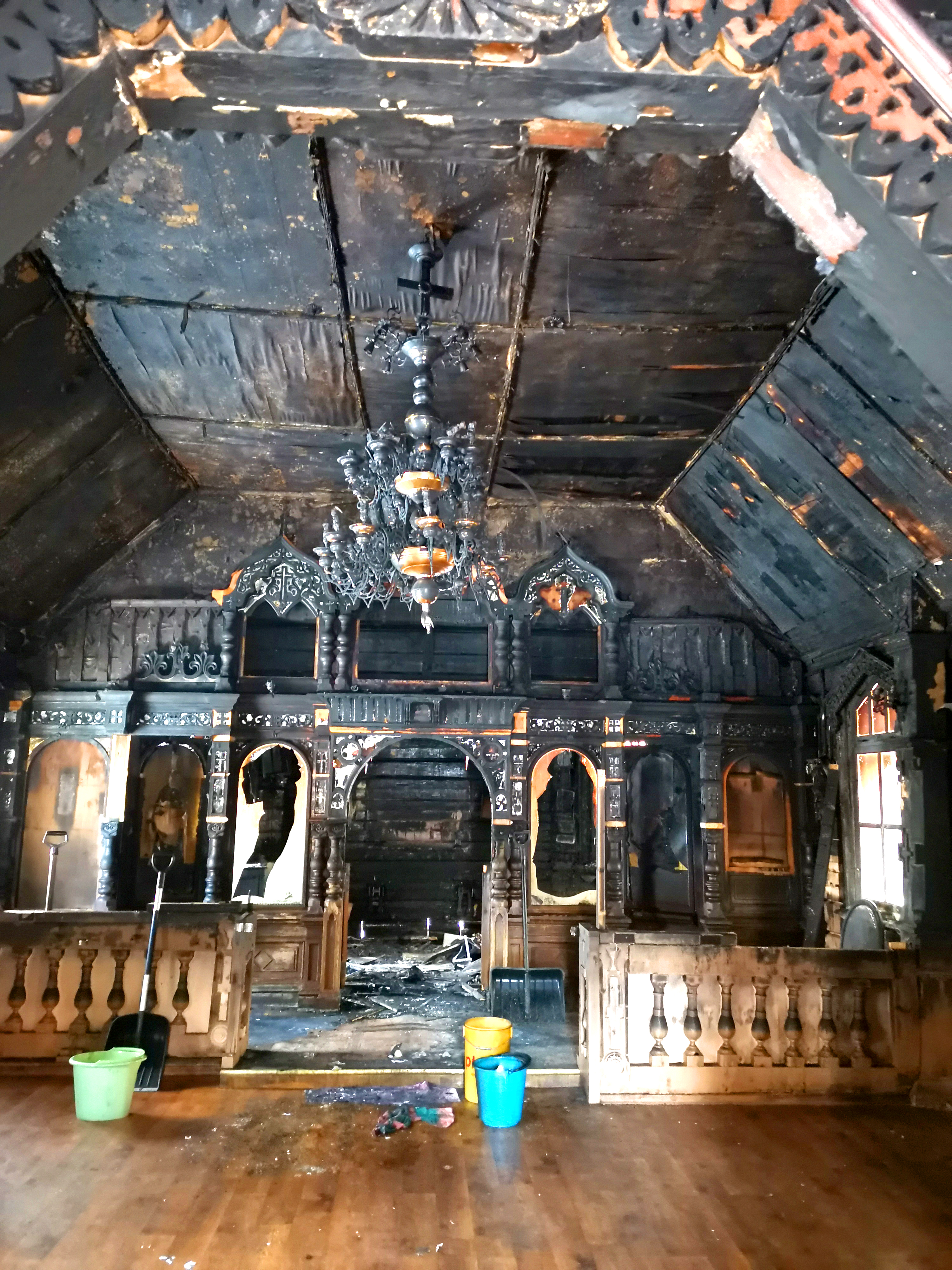 Пострадавшую в пожаре старинную церковь в Нарва-Йыэсуу и большую часть ее реликвий можно восстановить