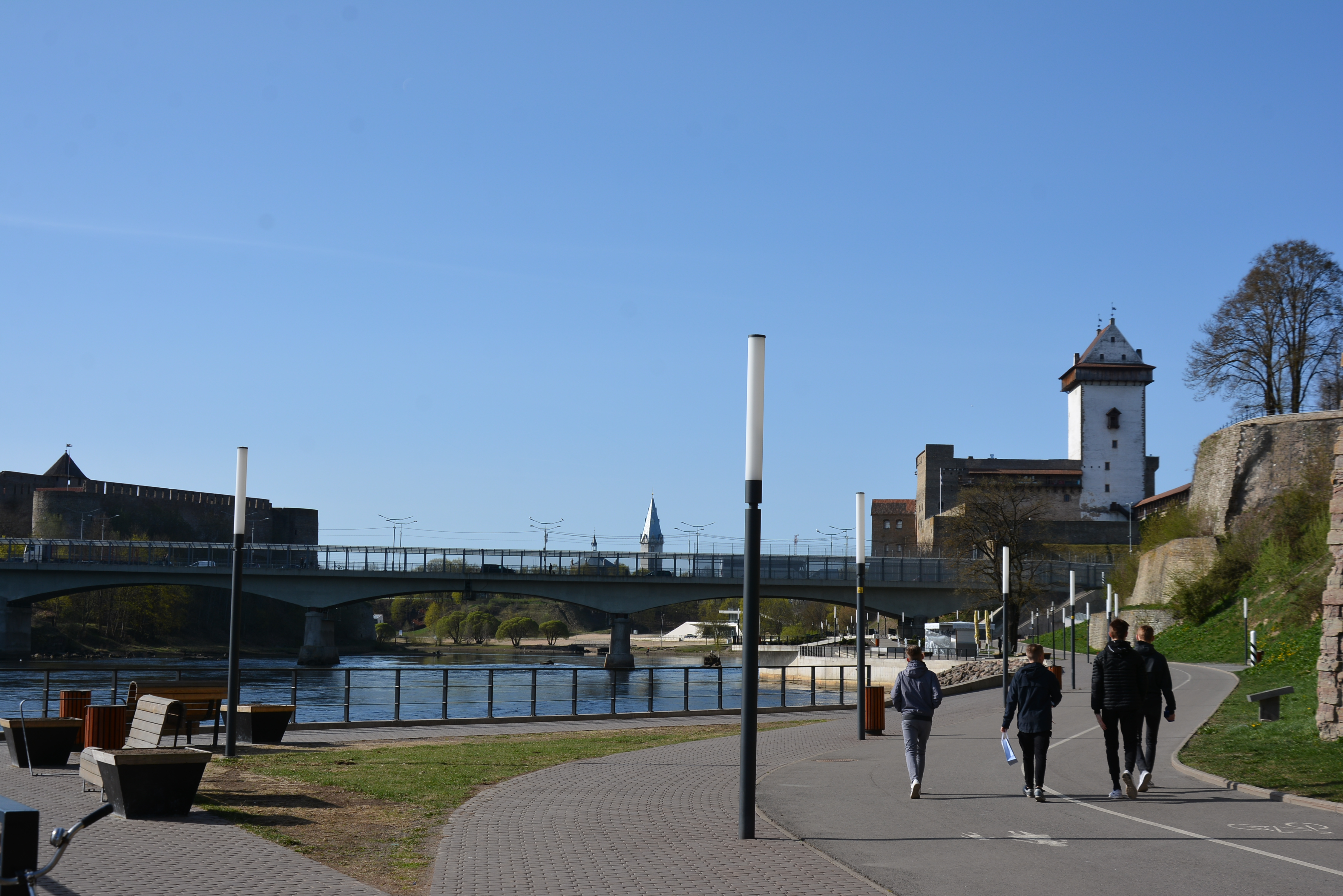 Едут на события; внимание обращают на меню ресторанов и состояние тротуаров