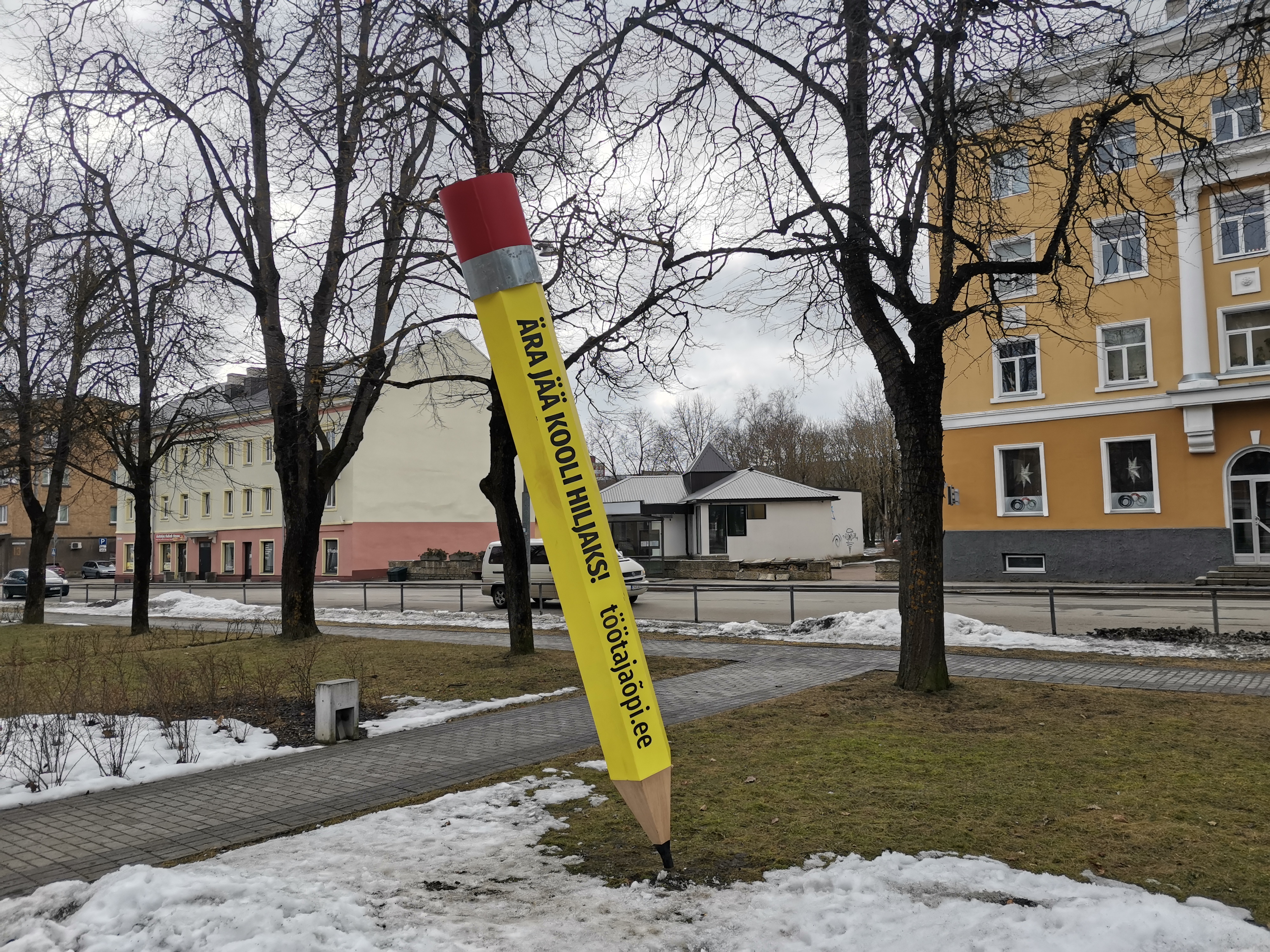 Гигантский карандаш на ул. Пушкина – и реклама, и арт-объект
