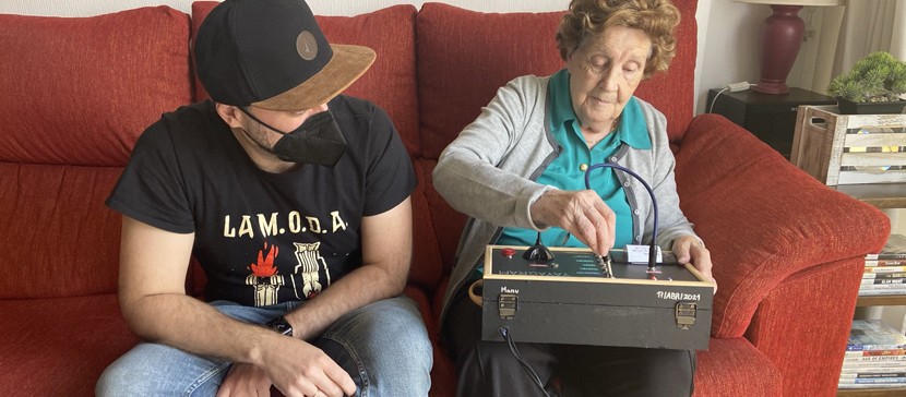 Испанский инженер собрал бабушке устройство для общения в телеграме