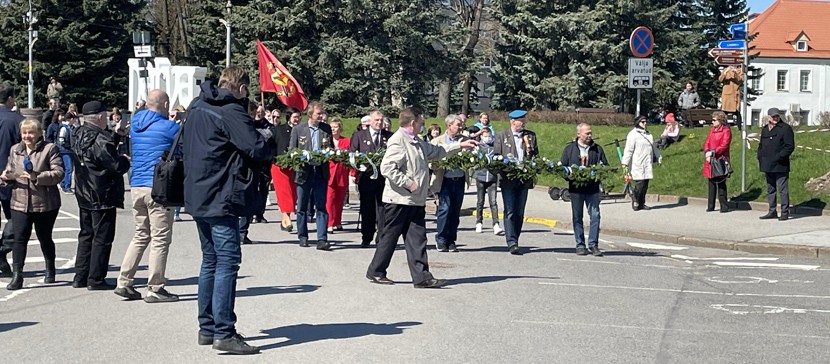 Власти и жители города возложили цветы и венки на Петровской площади