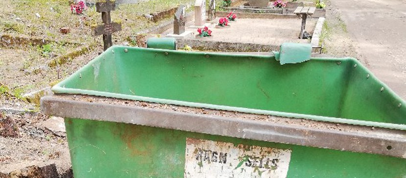Депутаты: в праздники кладбище  утопало в мусоре, давайте сменим фирму!