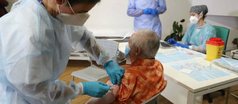 Вакцинированные от COVID-19 получат освобождение от карантина