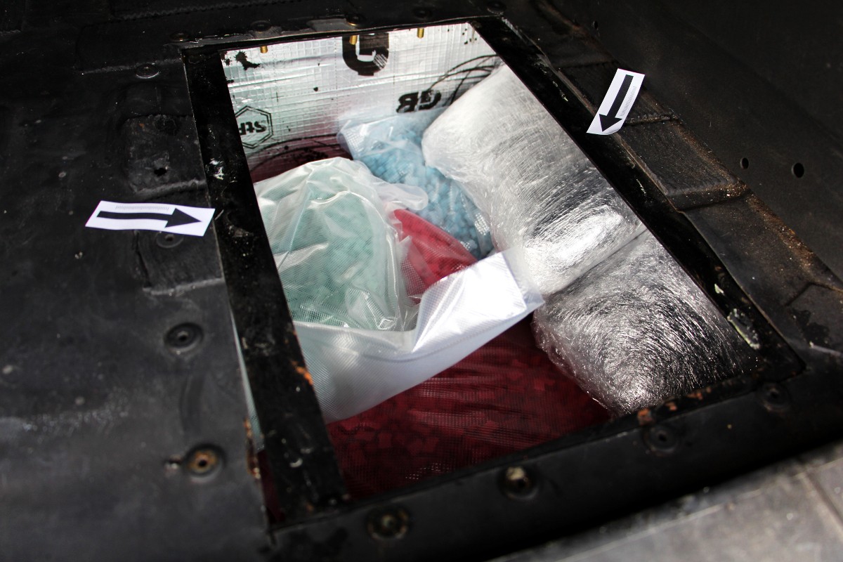 Полиция задержала в Нарве грузовик, перевозивший наркотики