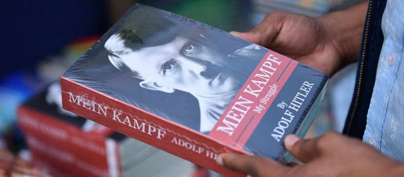 Почему на стене нарвского Дома культуры висит плакат книги Адольфа Гитлера?