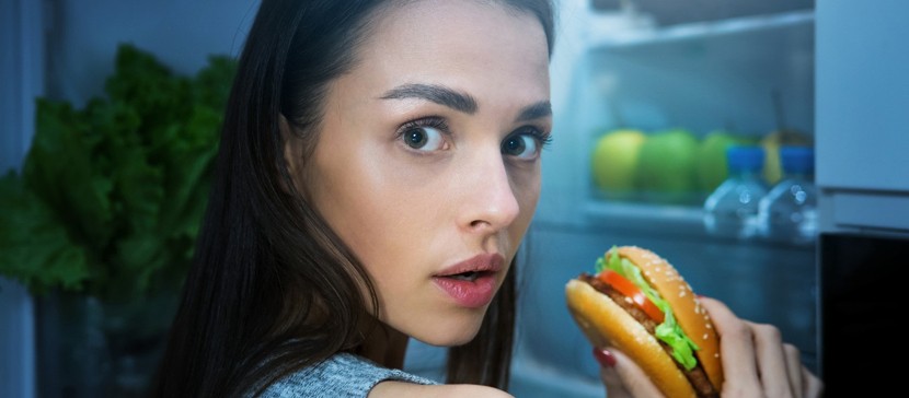 Диетолог: есть перед сном не так уж и вредно