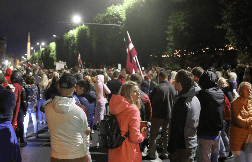 В Риге прошел митинг против вакцинации и коронавирусных ограничений