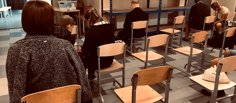 Отказывающиеся от вакцины и теста школьники - на карантин