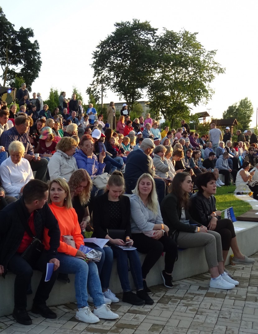 Над Нарвой звучали песни на разных голосах