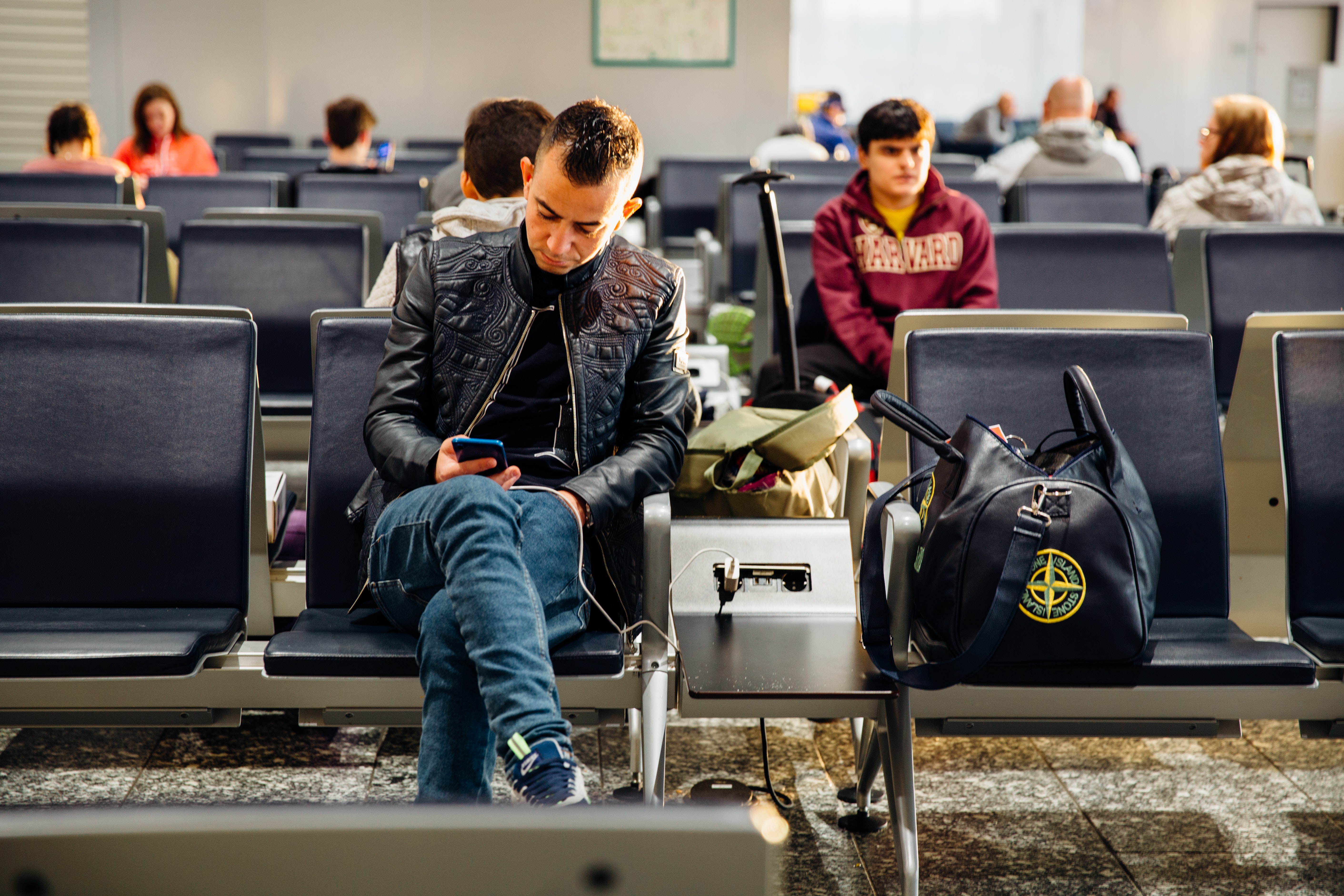 Wait for retry. Ожидание в аэропорту. Мужчина с чемоданом в аэропорту. Люди в аэропорту. Люди в аэропорту ждут.