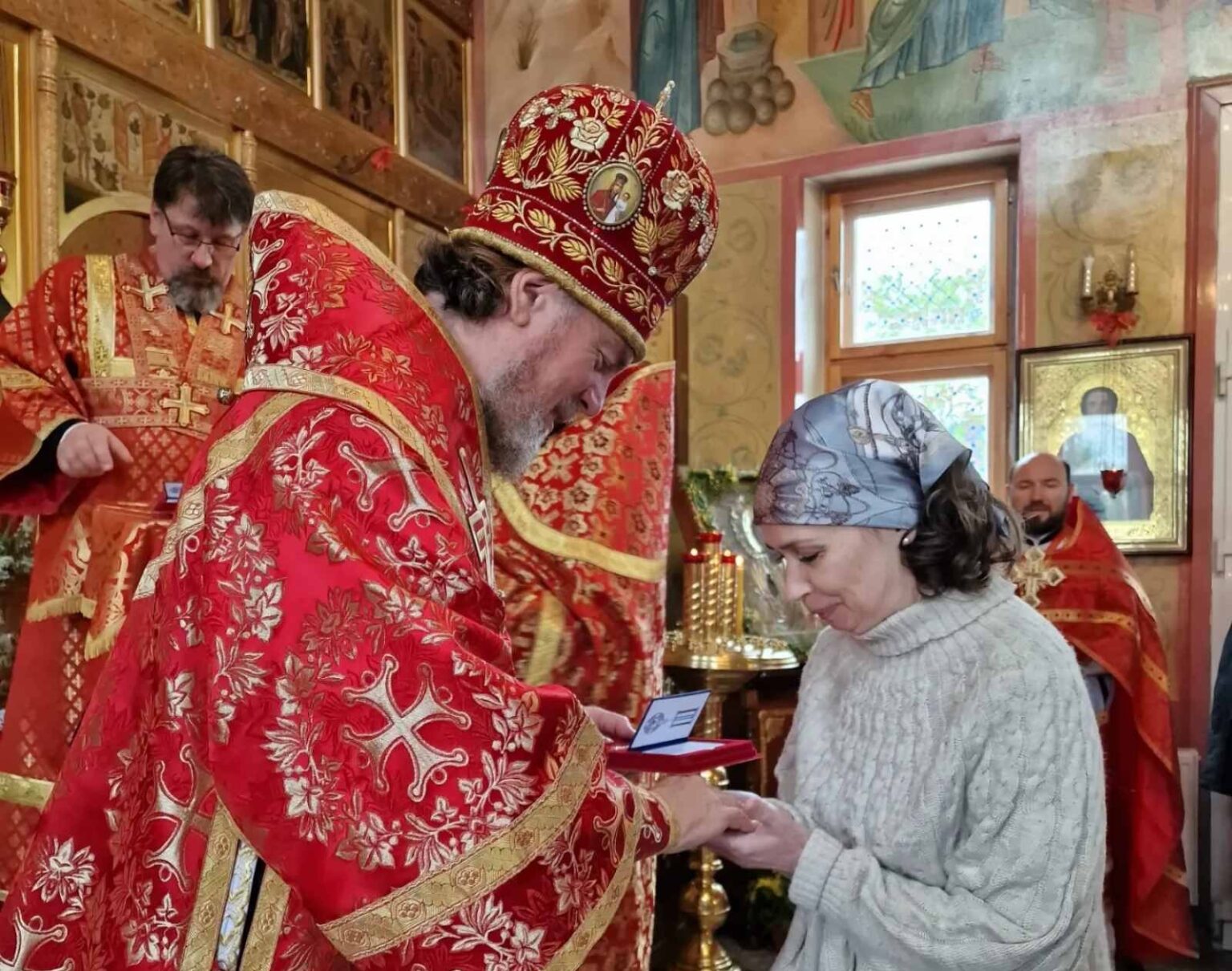 Приход ел. Фотосессия в церкви. Иконы в церкви. Православный храм две колокольни. Церковь на Нарвской.